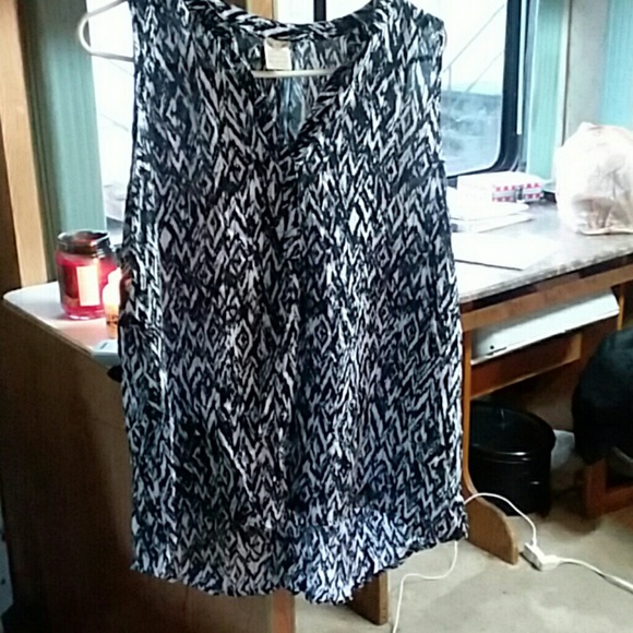 Black and white tank top - Picture 2 of 3